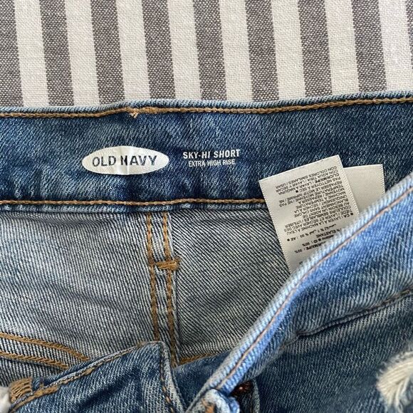 Old Navy Extra High-Waisted Sky-Hi Button-Fly Ripped Jean Shorts for Women Size - Picture 4 of 6